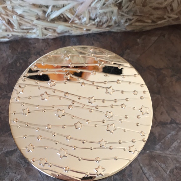 Bath and Bodyworks Frosted Cranberry three wick candle - Picture 4 of 6